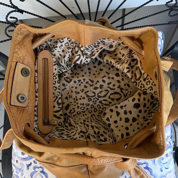 Gorgeous Cavalcanti Tan Leather Shoulder Bag - spacious and very soft - Picture 10 of 11